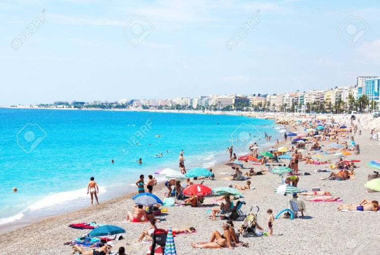 playa soleada con turistas disfrutando