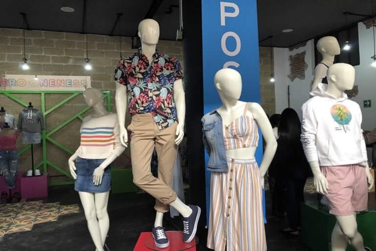 playera aeropostale en un escaparate