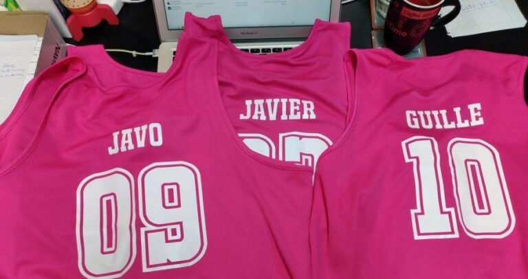 Qué características tiene la playera sin mangas Under Armour 19 playera sin mangas en accion deportiva