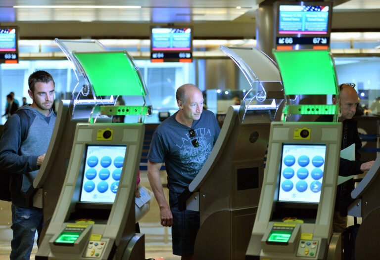 puertas de pasaporte y visa familiares organizadas