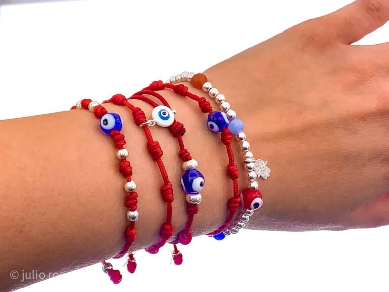 pulsera con simbolos de proteccion y amuletos