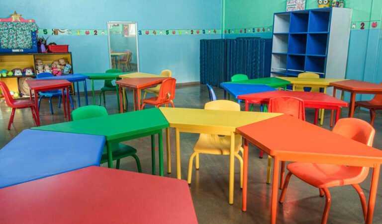 Qué factores considerar al elegir pupitres para niños en edad escolar 10 pupitres coloridos en un aula infantil