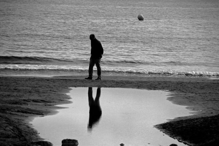 reflejo de una persona en soledad