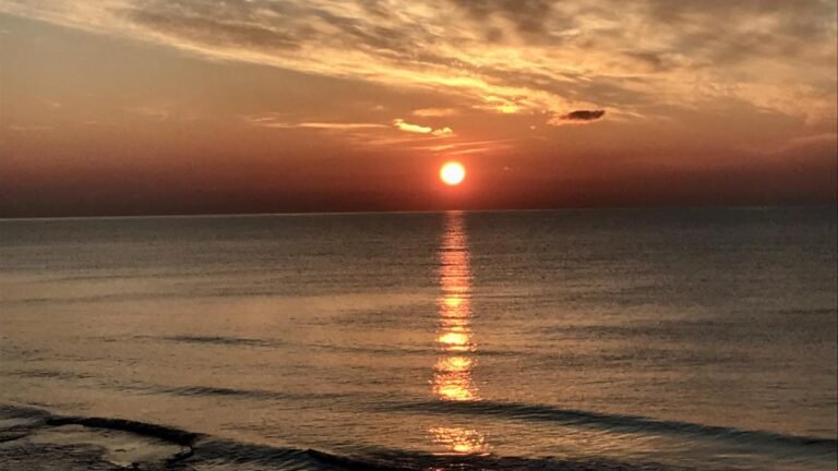 Qué significa algo que brilla como el mar en la poesía y el arte 14 reflejos de luz sobre el mar