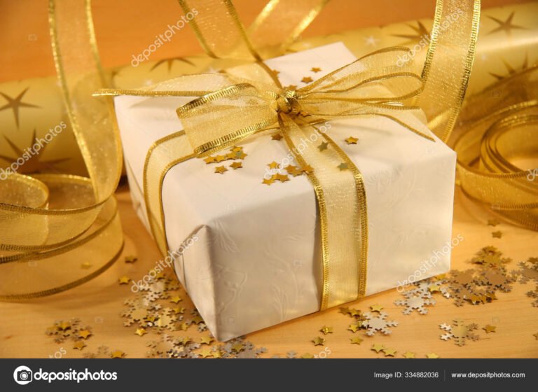 regalo navideno envuelto con lazo