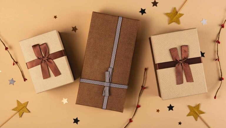 Qué detalles creativos puedes regalar en Navidad para sorprender 8 regalos creativos envueltos con cinta navidena
