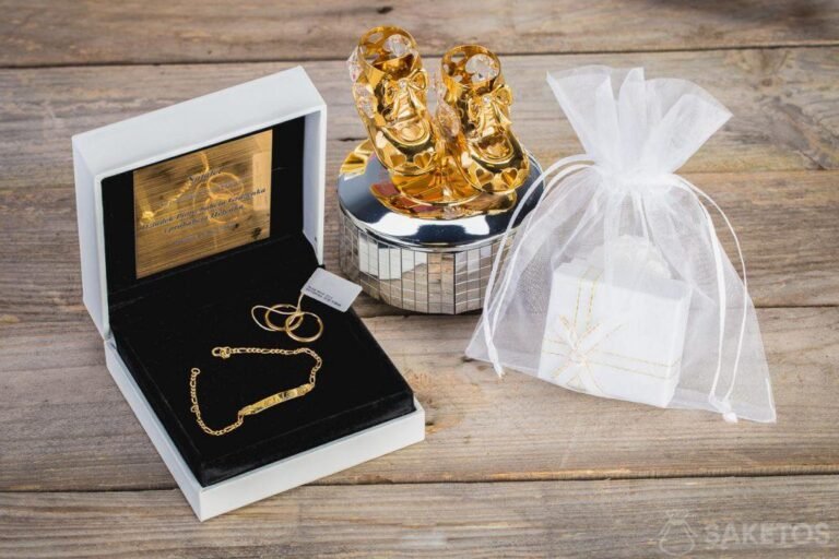 Qué regalos son apropiados para llevar a un bautizo como invitado 16 regalos envueltos para un bautizo