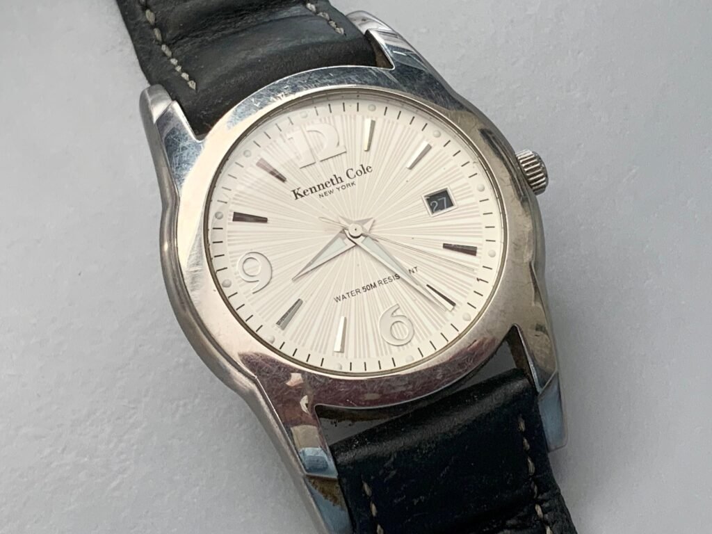 Qué características destacan en los relojes Kenneth Cole New York 1 reloj elegante kenneth cole sobre fondo neutro