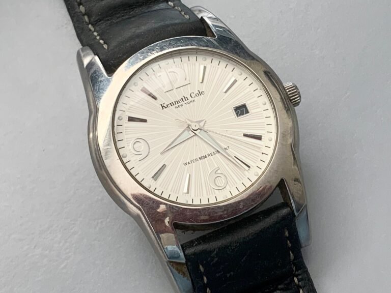 Qué características destacan en los relojes Kenneth Cole New York 16 reloj elegante kenneth cole sobre fondo neutro