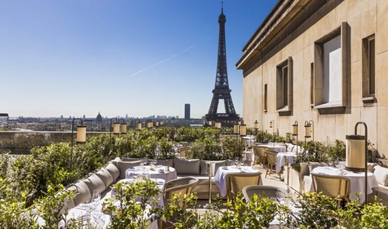 restaurante con vista a la torre eiffel