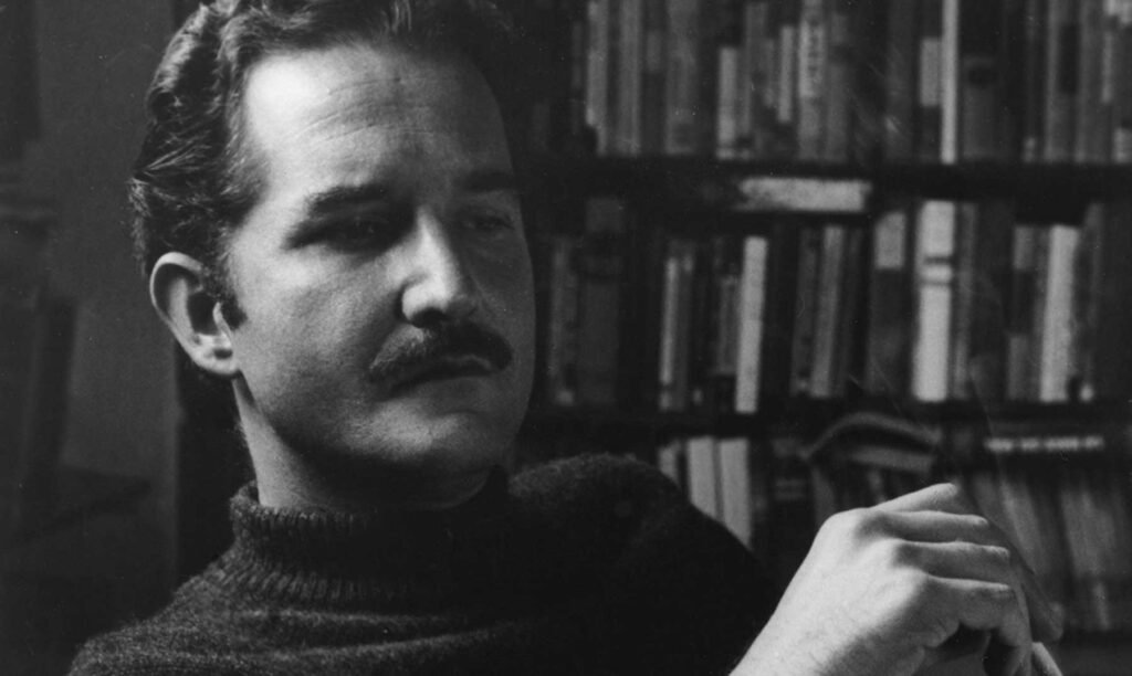 Cuál es la biografía corta de Carlos Fuentes, el célebre escritor mexicano