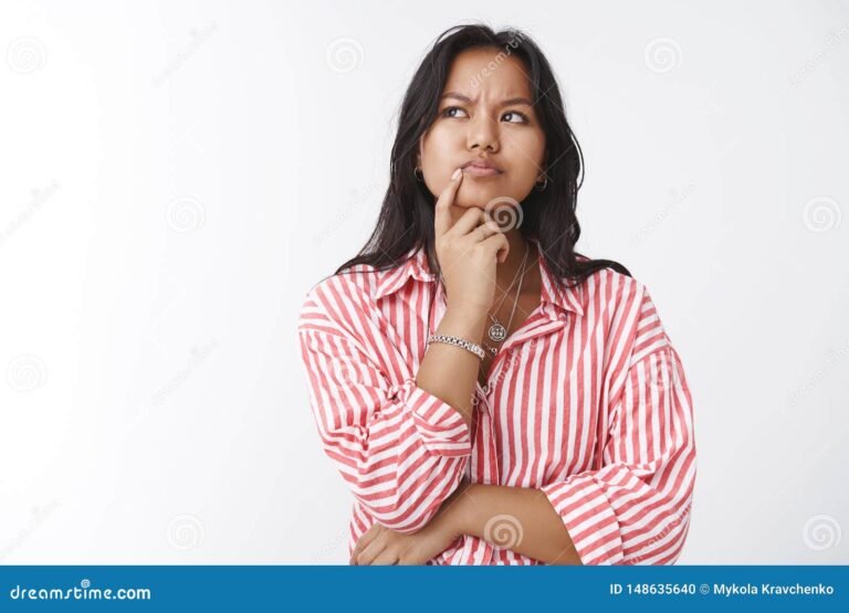 Quién es Julia Navarro y qué significa "Dime quién soy" 13 retrato de una mujer pensativa y sabia