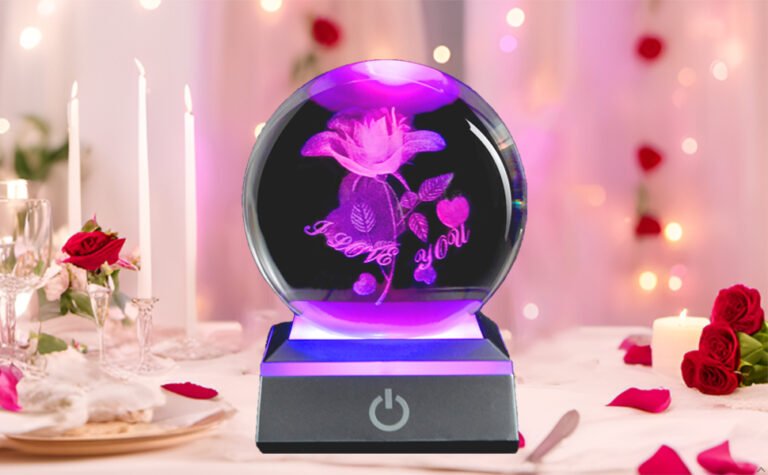 rosa en bola de cristal iluminada
