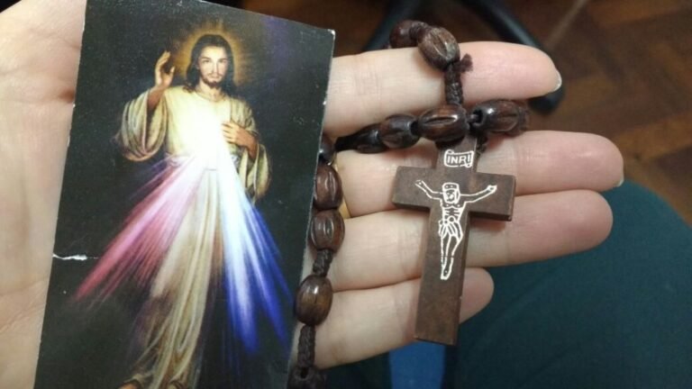 Cómo rezo el Rosario de la Divina Misericordia completo 27 rosario de la divina misericordia en manos