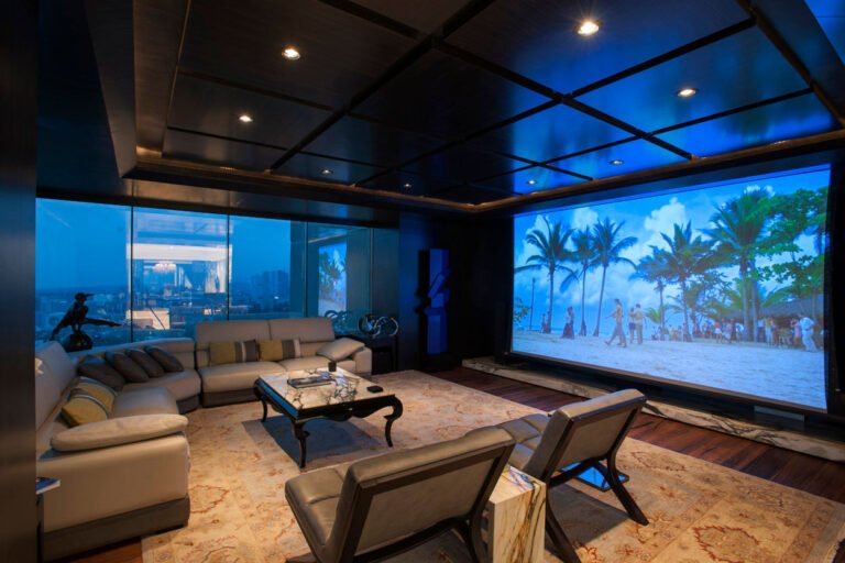Cómo crear una sala de cine en casa perfecta para tus películas 21 sala de cine en casa acogedora y moderna