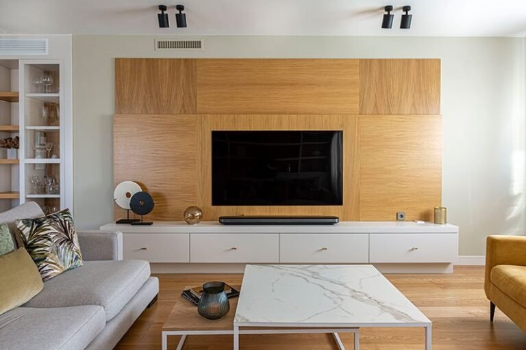 sala de estar con panel para tv iluminado