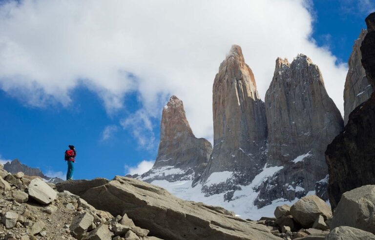 sendero rodeado de montanas en torres del paine