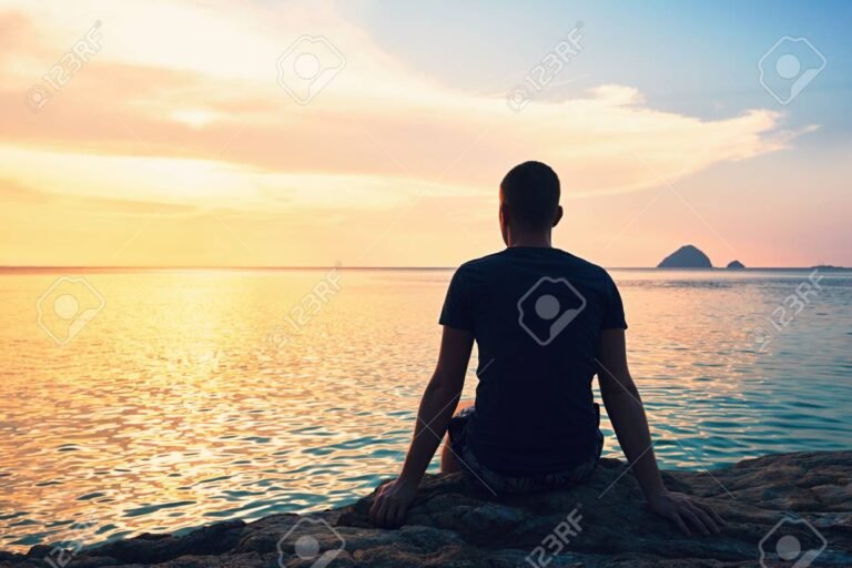 Qué es la Teología del Cuerpo de Juan Pablo II y cuáles son sus conceptos clave 2 silueta humana en poses de contemplacion