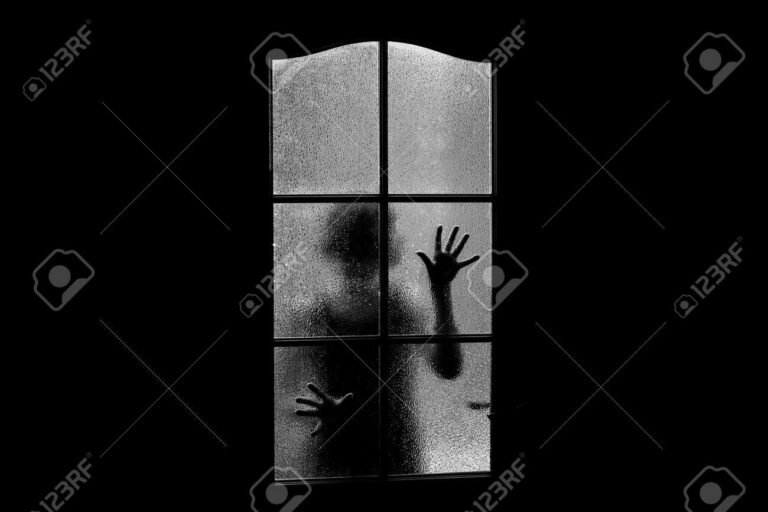 silueta inquietante frente a una puerta cerrada