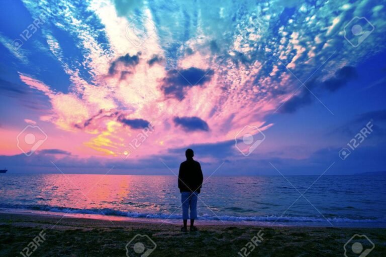 siluetas de hombres en un atardecer