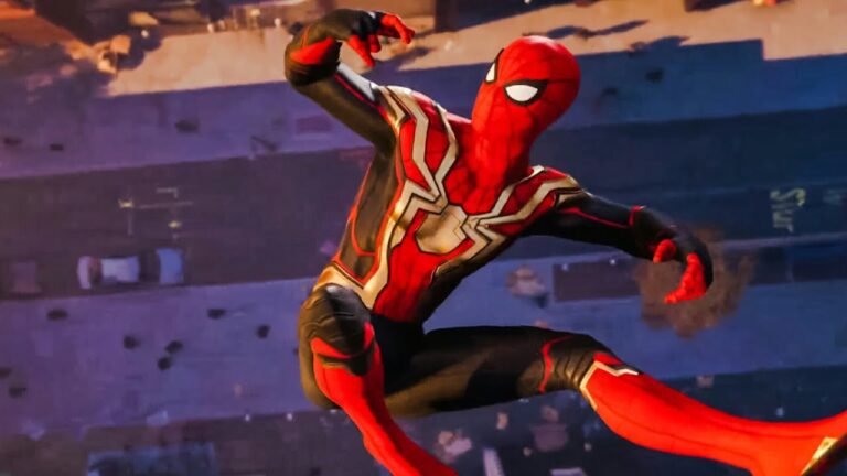 spiderman con su nuevo traje en accion