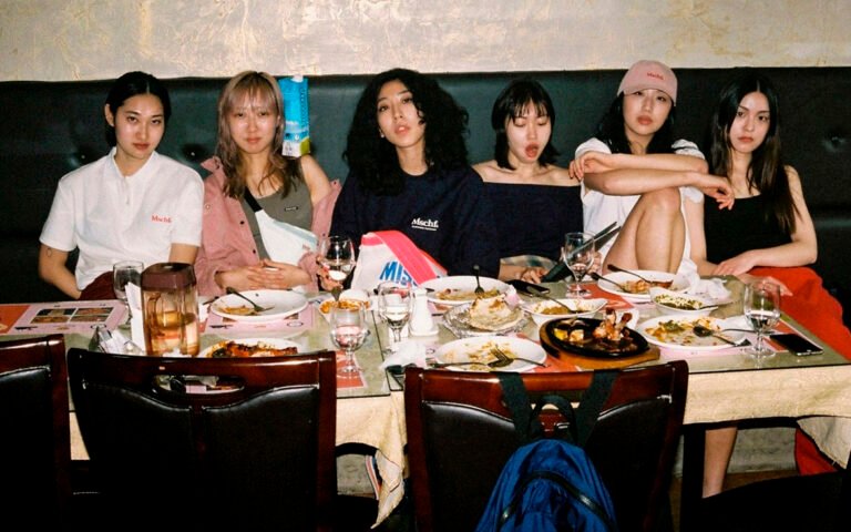 sudadera anti social social club en exhibicion