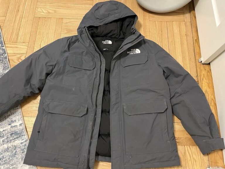 sudadera gris the north face en paisaje urbano