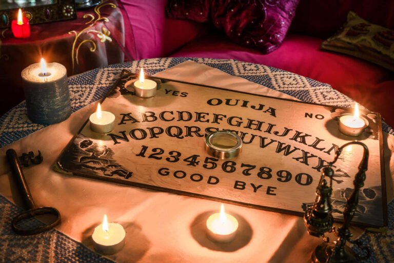 tablero de ouija con velas encendidas
