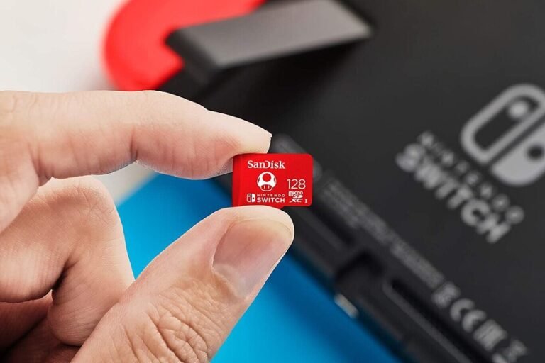 Qué tarjeta micro SD es la mejor para usar en Nintendo Switch 1 tarjeta micro sd en mano sobre consola