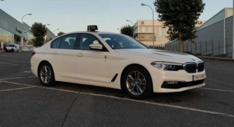 taxi esperando en una calle de lagos