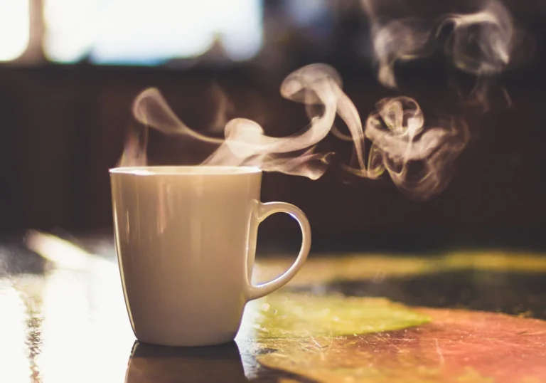 Cómo preparar un rico café en casa con estos sencillos pasos 21 taza de cafe humeante en casa