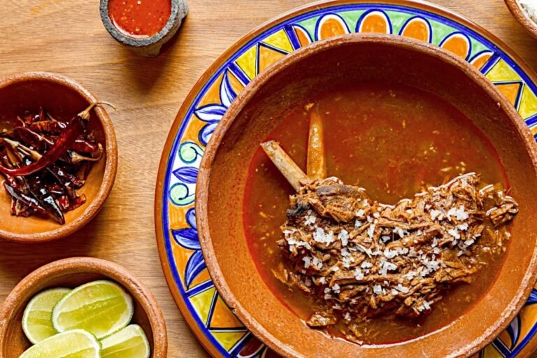 tazon de birria de res humeante