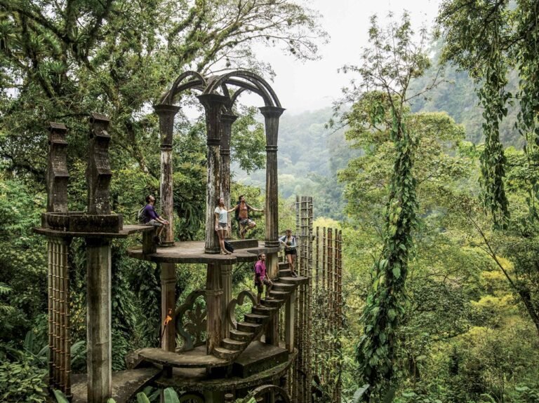 te humeante en un jardin surrealista