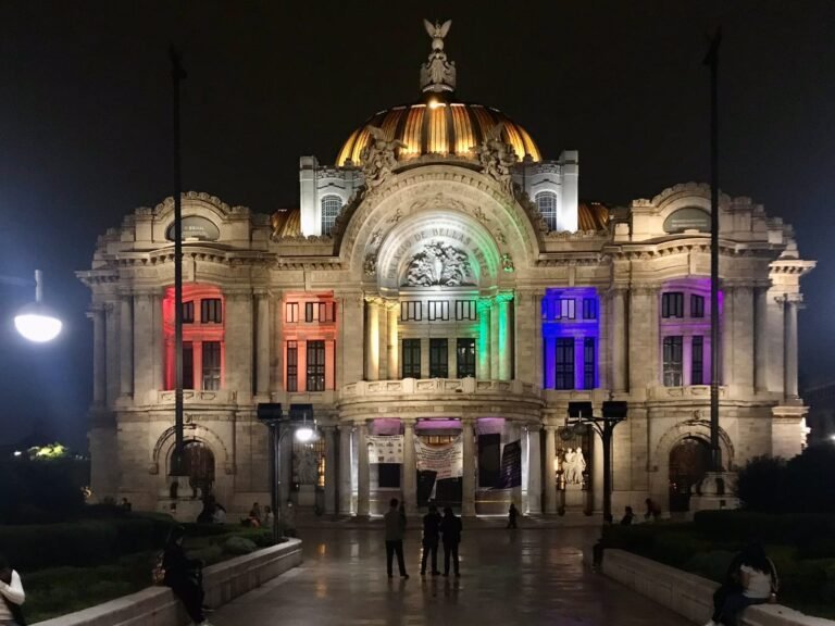 teatro bellas artes de noche iluminado