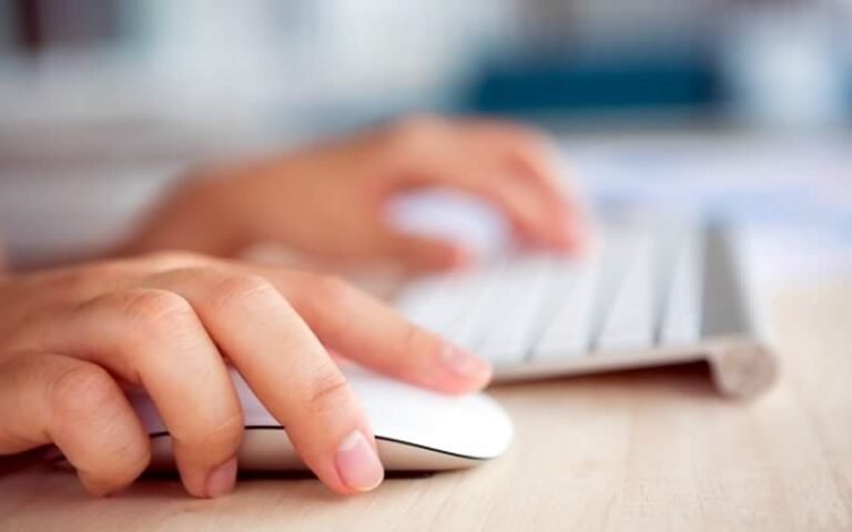 Qué características y beneficios ofrece el teclado y mouse inalámbrico HP 12 teclado y mouse inalambrico en uso