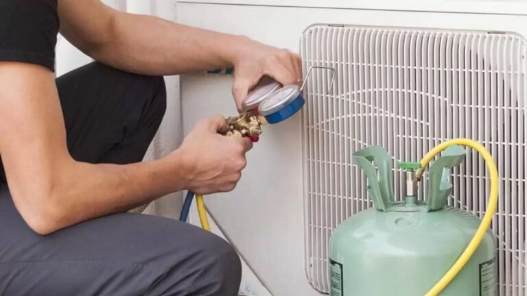 Cómo se realiza la carga de gas en el aire acondicionado de un auto 22 tecnico cargando gas en aire acondicionado