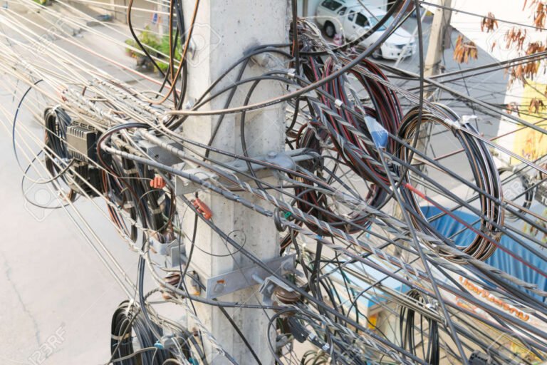 A qué número se debe reportar un problema con Telmex 6 telefono antiguo con cables enredados
