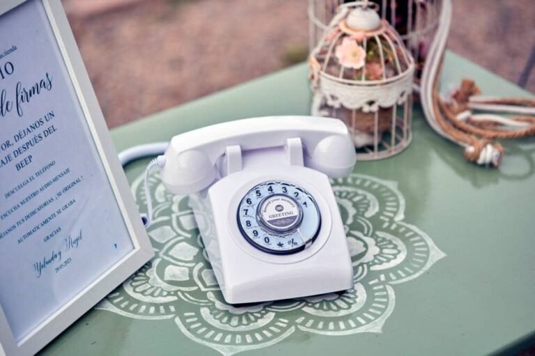 telefono antiguo junto a un contrato