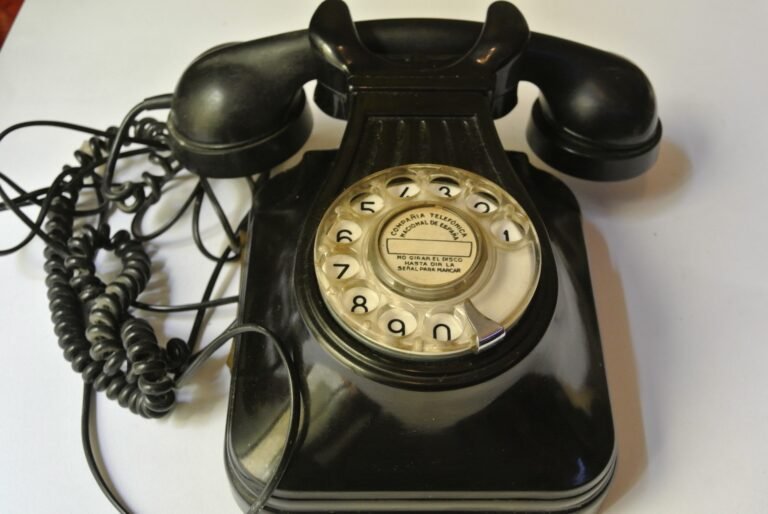 telefono antiguo sobre un fondo mexicano