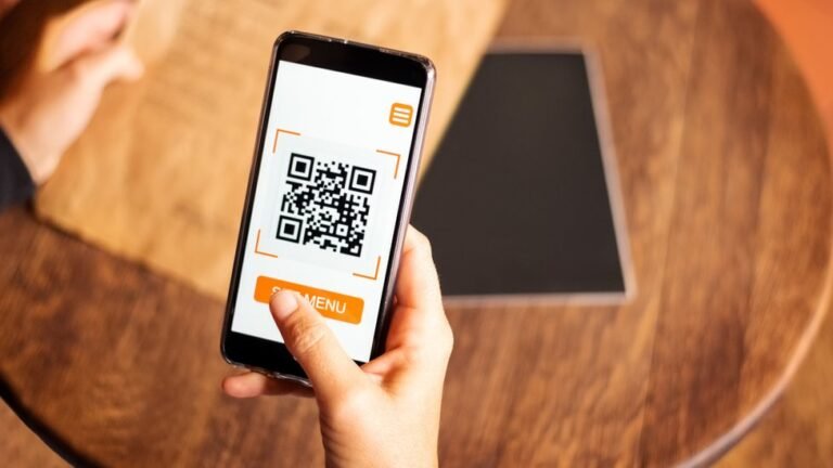 Cómo se lee un código QR de manera fácil y rápida 28 telefono escaneando un codigo qr