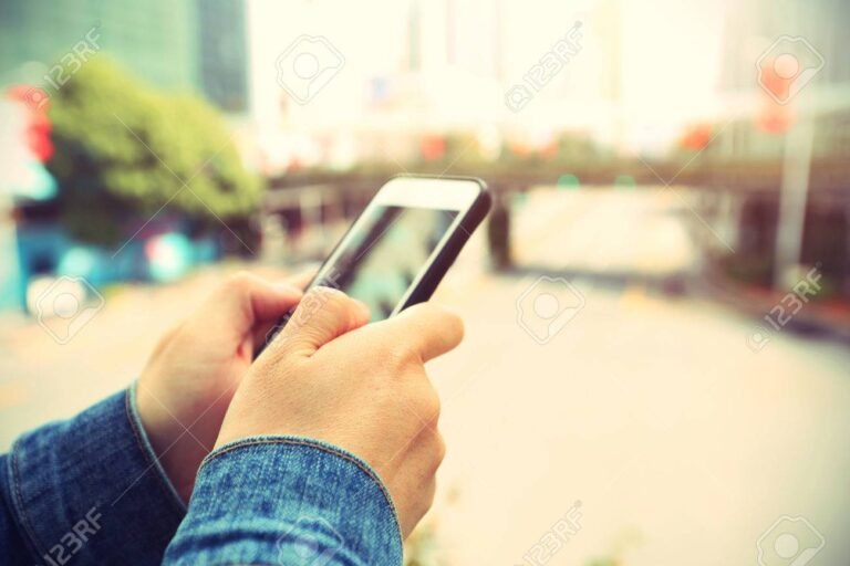 Cómo Puedo Acelerar el Rendimiento de Mi Teléfono Móvil 3 telefono movil en manos de una persona