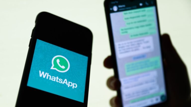 telefono movil mostrando un chat de whatsapp