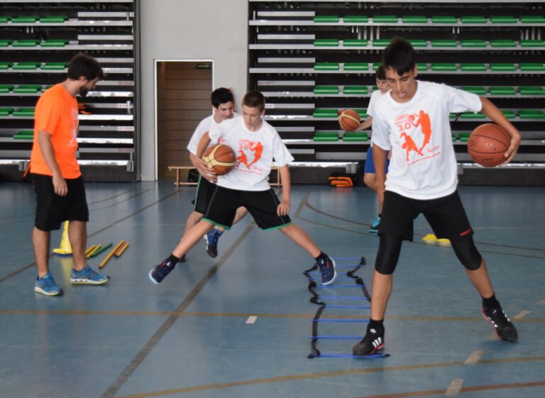 Qué tenis usa LeBron James en Space Jam: A New Legacy 16 tenis de baloncesto en accion dinamica