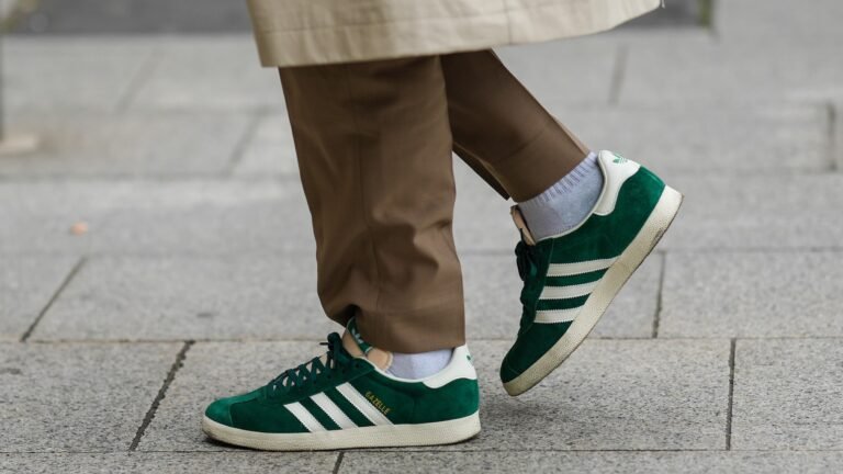 Cómo Lavar Tus Tenis de Gamuza Sin Dañarlos 20 tenis de gamuza sobre una superficie suave