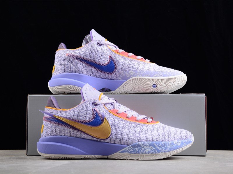 tenis lebron james en una tienda deportiva