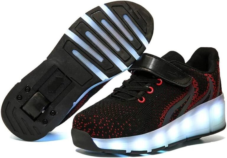 tenis negros con rosa sobre una superficie