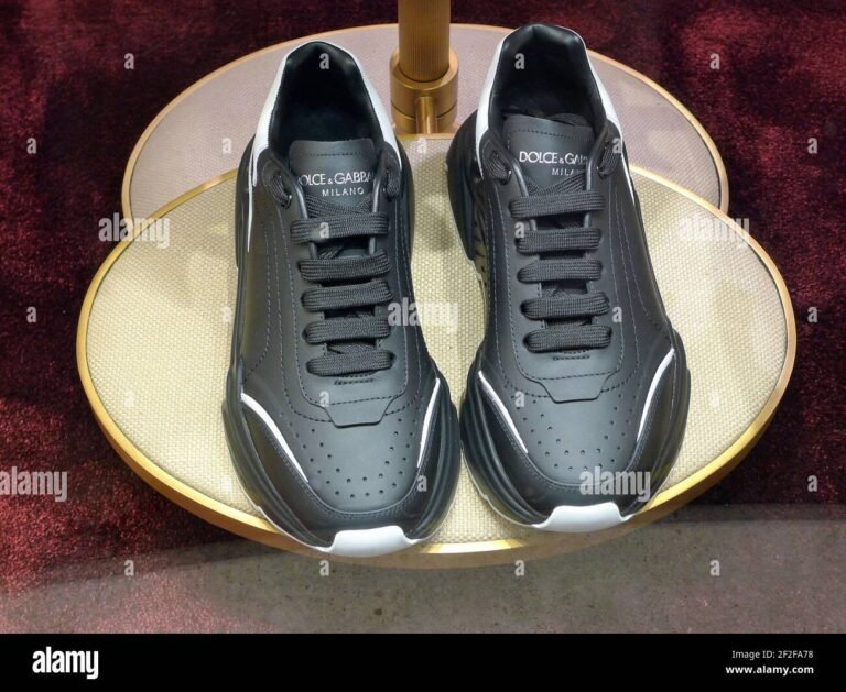 tenis negros dolce gabbana en exhibicion