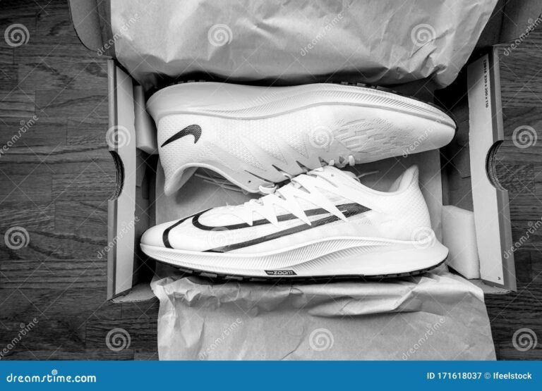 tenis nike sobre una mesa de madera