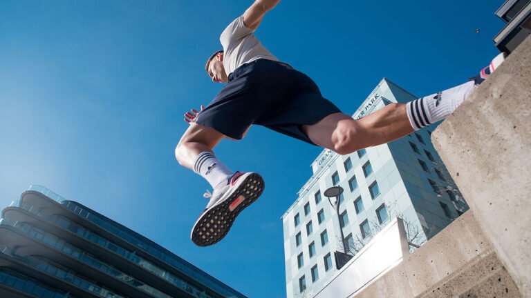 tenis puma bmw blancos sobre fondo neutro