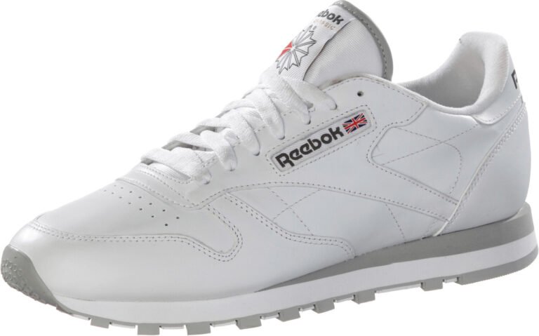 tenis reebok classic leather en fondo neutro